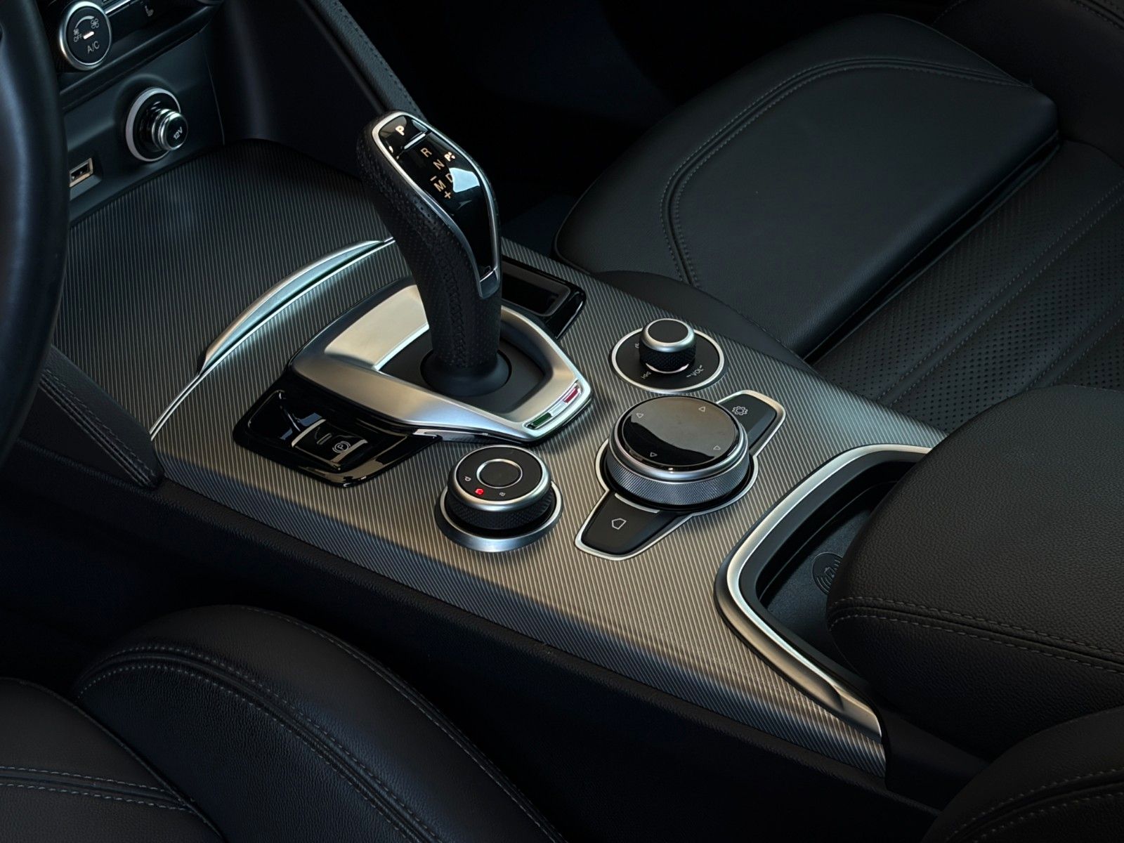 Fahrzeugabbildung Alfa Romeo Stelvio Veloce 2.0 Turbo Q4 Memory Leder CAM ACC