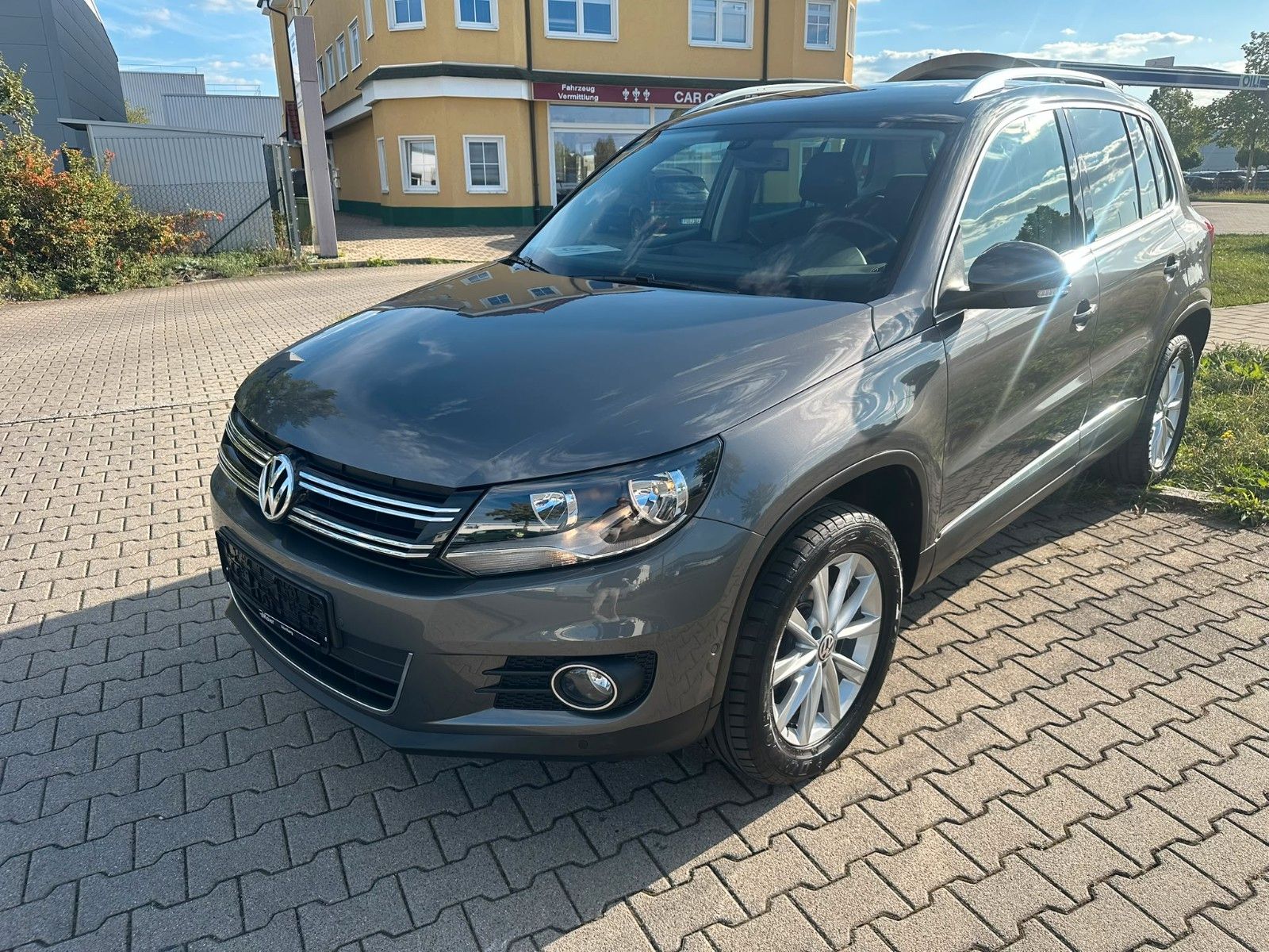 Volkswagen Tiguan - 1