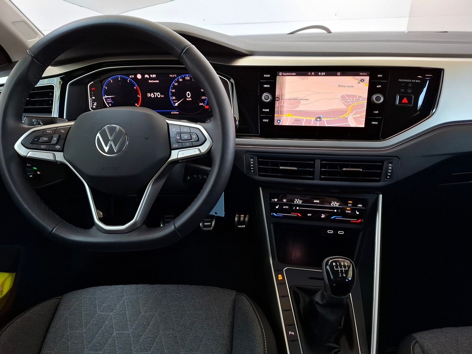 Fahrzeugabbildung Volkswagen Polo VI Move + Kamera+IQ.Light.+Navi+App Connect