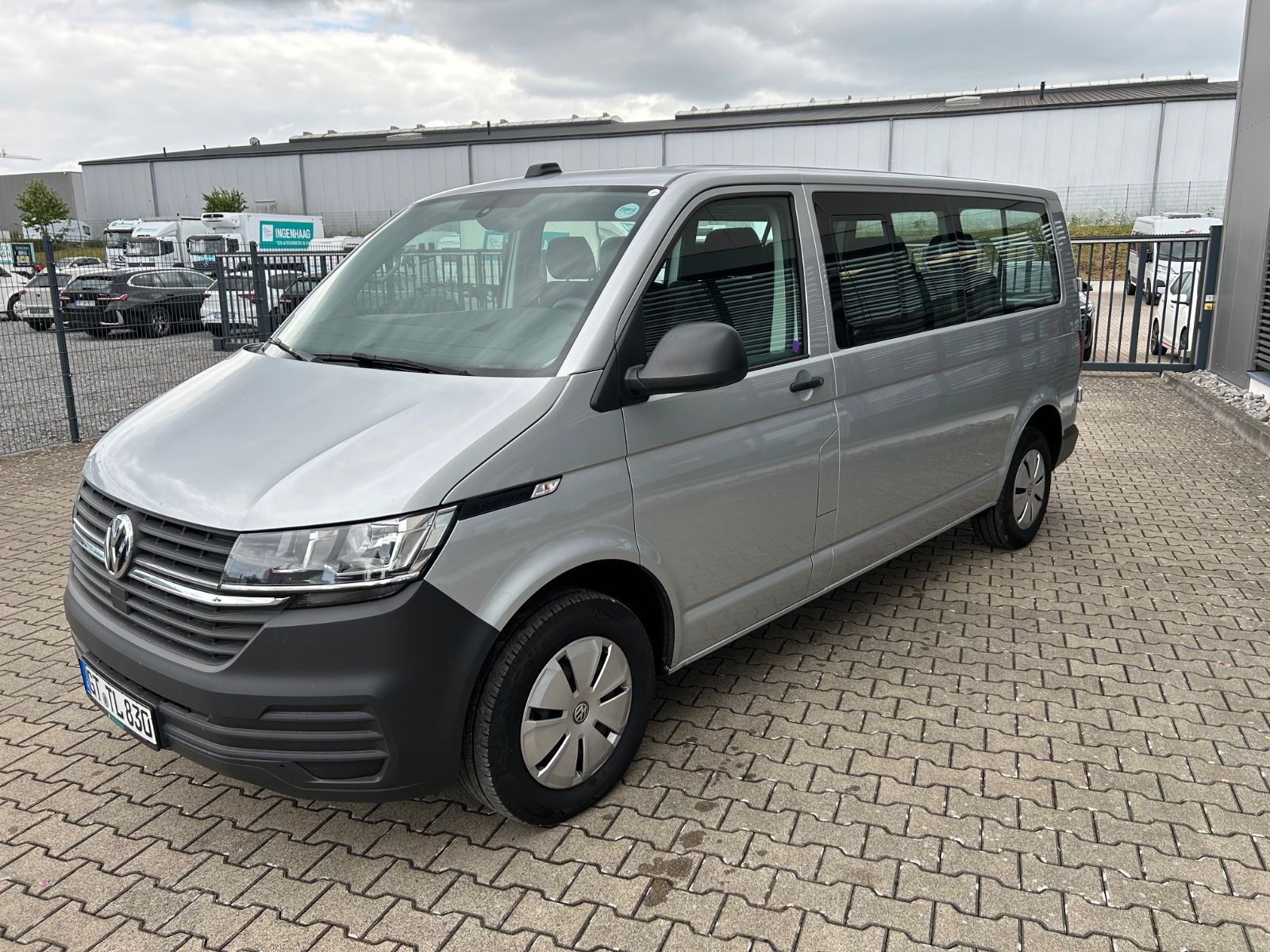 Fahrzeugabbildung Volkswagen T6.1 Kombi LR Klima Komfort Paket 9 Sitzer