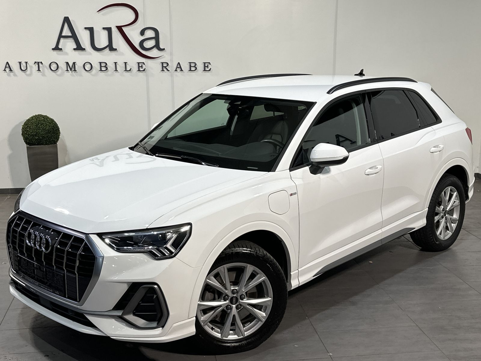 Fahrzeugabbildung Audi Q3 45 TFSI e S-Line NAV+LED+VCOCK+DAB+SHZ+1HD+PP