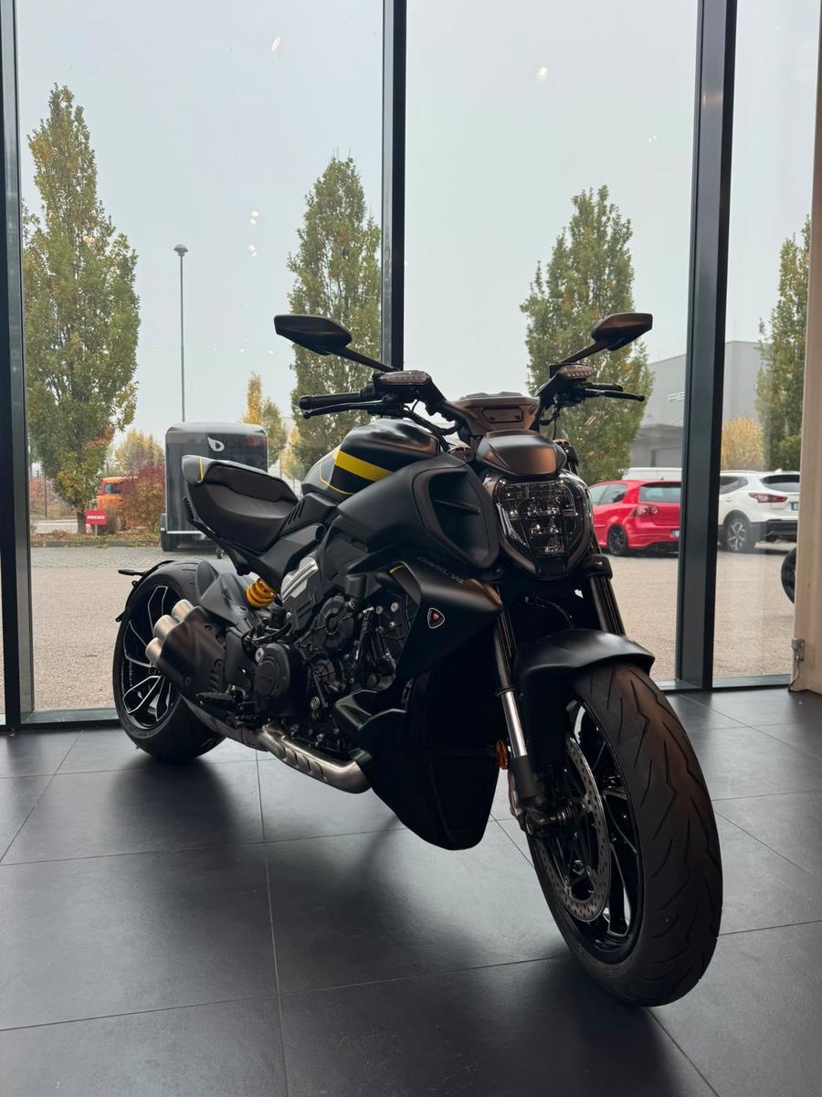Ducati Diavel V4 Black Roadster // NEUFAHRZEUG