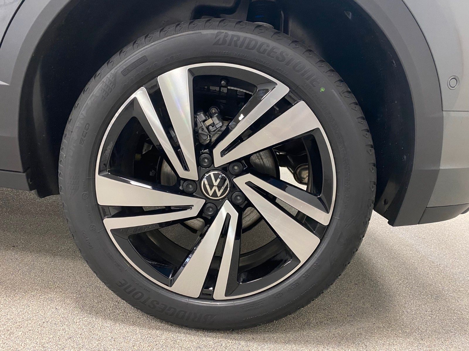 Fahrzeugabbildung Volkswagen T-Roc 1.5 TSI DSG R-Line+ACC+iQ Light MATRIX+18"