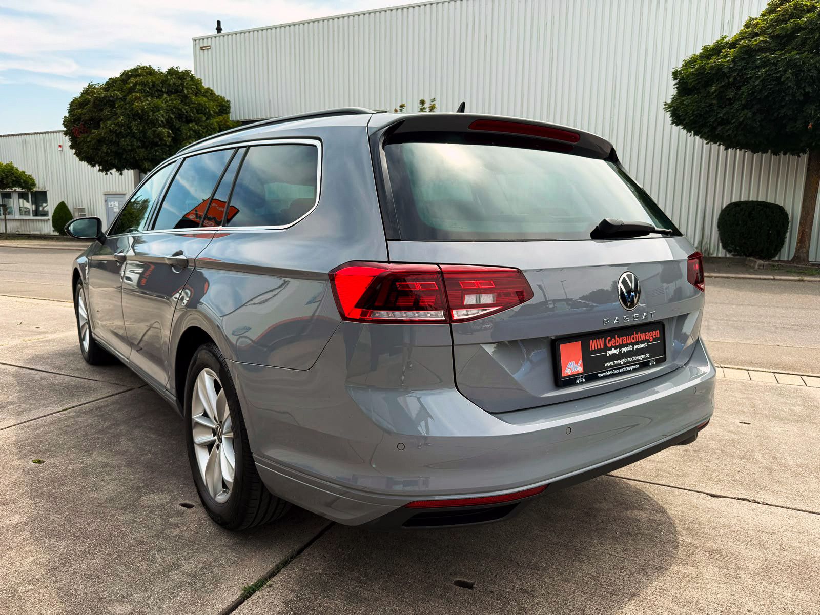 Fahrzeugabbildung Volkswagen Passat Variant 2.0TSI DSG Business ACC 360° H&K
