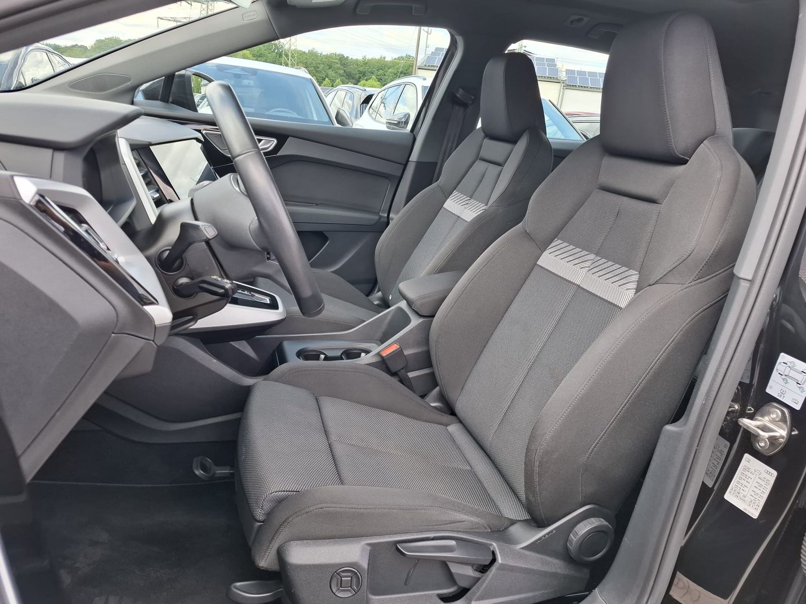 Fahrzeugabbildung Audi Q4 e-tron 40 AHK*LED*19"ALU*SHZ*SPORTSITZE*94,4%