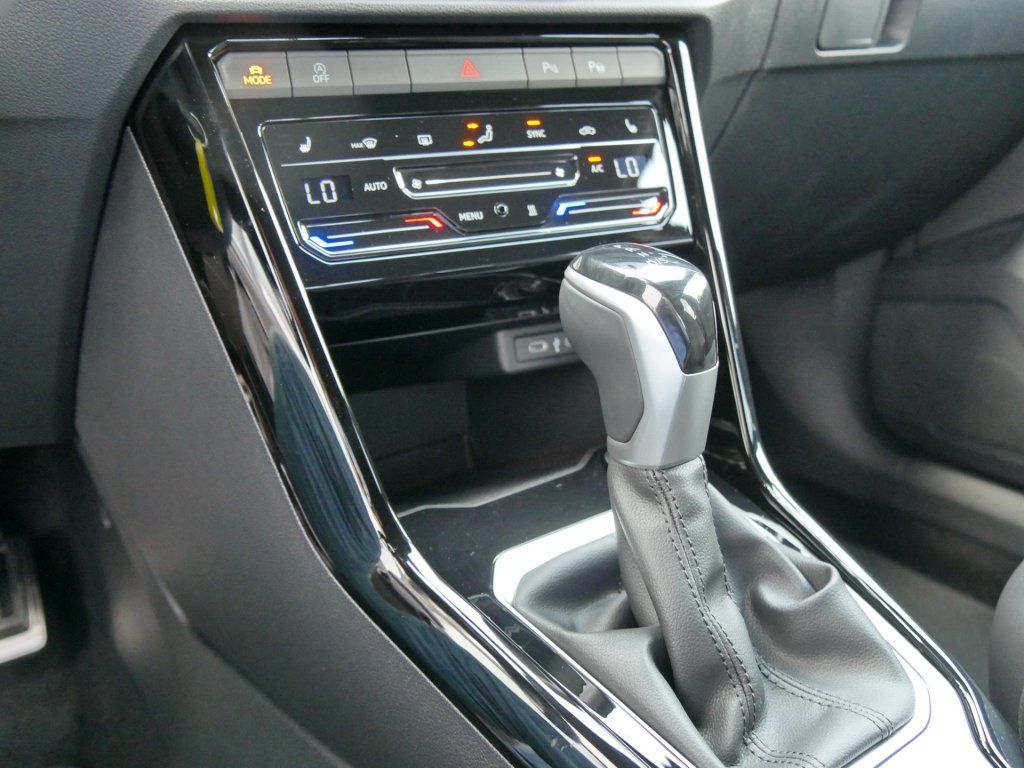 Fahrzeugabbildung Volkswagen T-Roc R-Line 2.0 TDI DSG AHK Standheizung