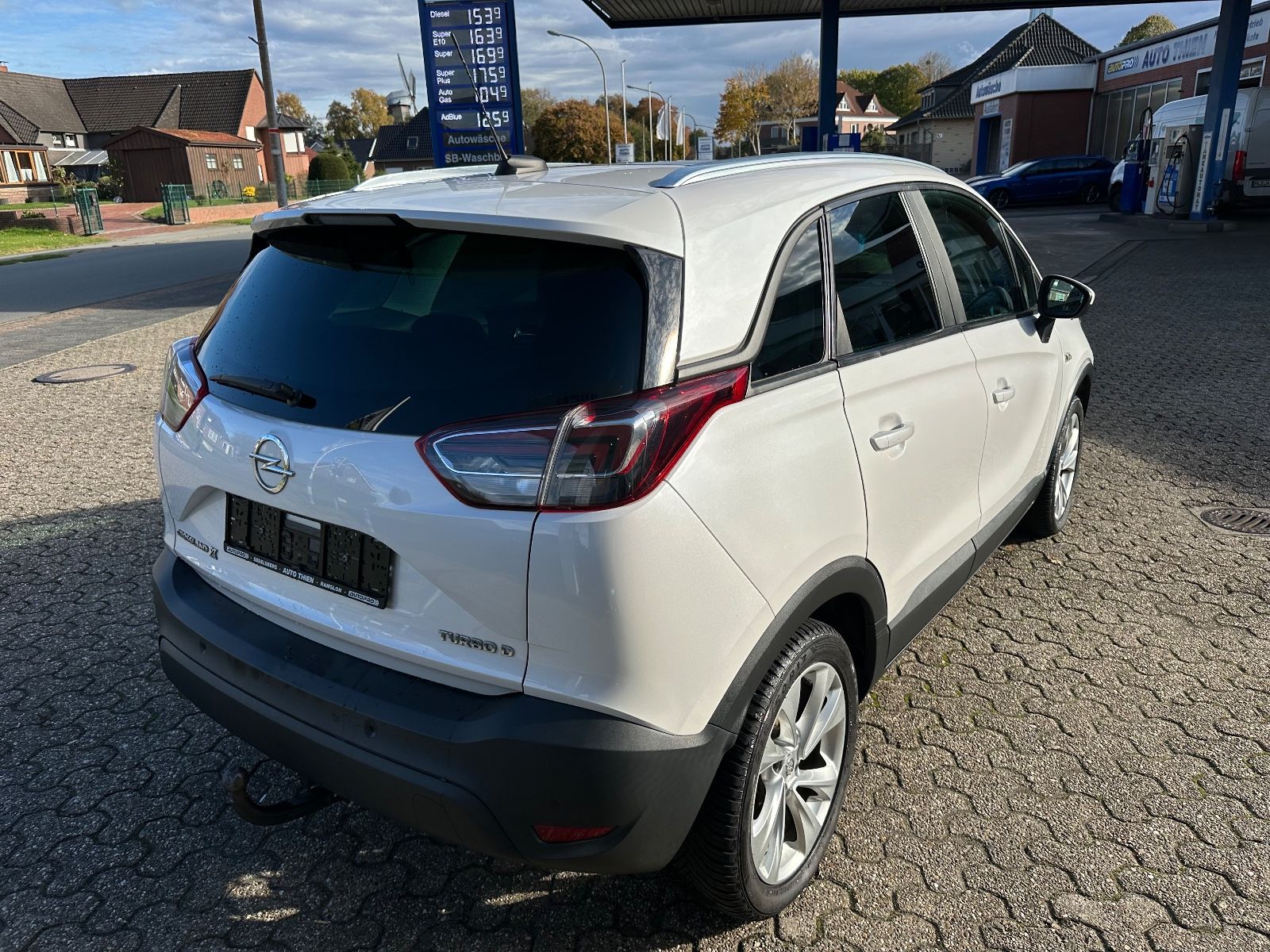 Fahrzeugabbildung Opel Crossland 1.6 D Edition AHK/Pano/LED/Keyless/GRA
