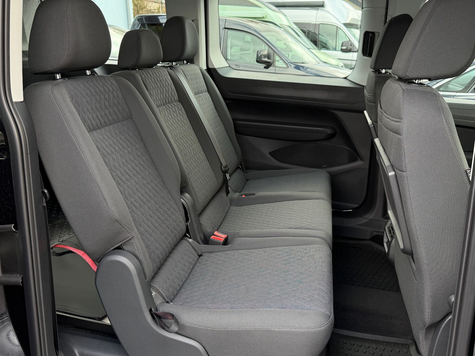 Fahrzeugabbildung Volkswagen Caddy Life Maxi TSI DSG ACC AHK LED Kamera Sthz