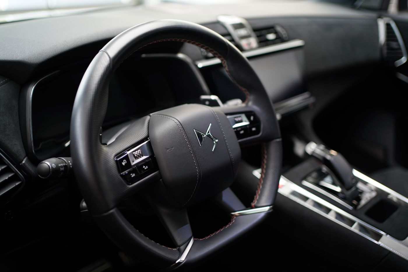 DS Automobiles DS7 BlueHDi 130 EAT8 Performance Line+ Focal Nav imagem 2
