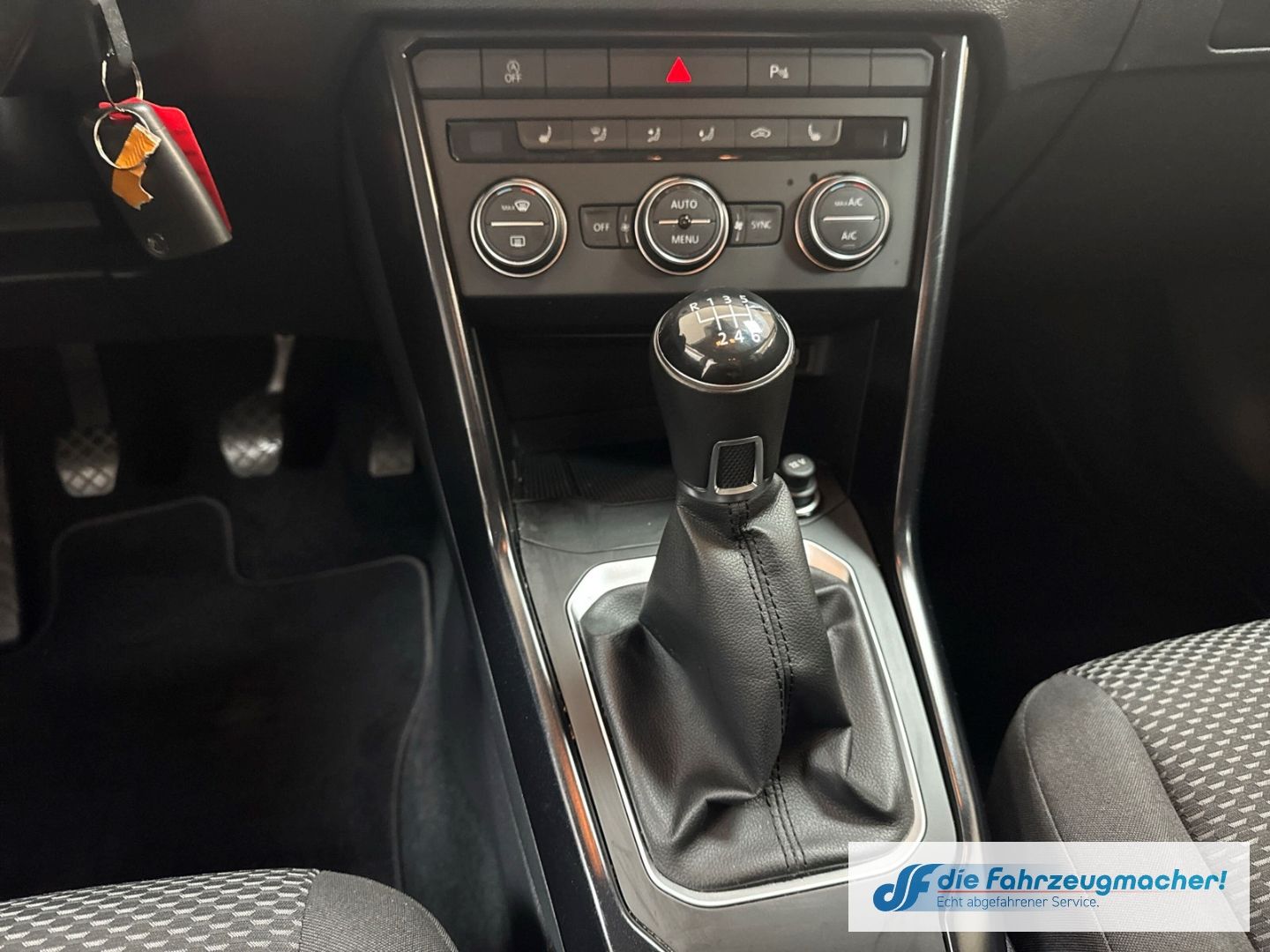 Fahrzeugabbildung Volkswagen T-Roc Basis 1.6 TDI EU6d-T Navi Apple CarPlay An