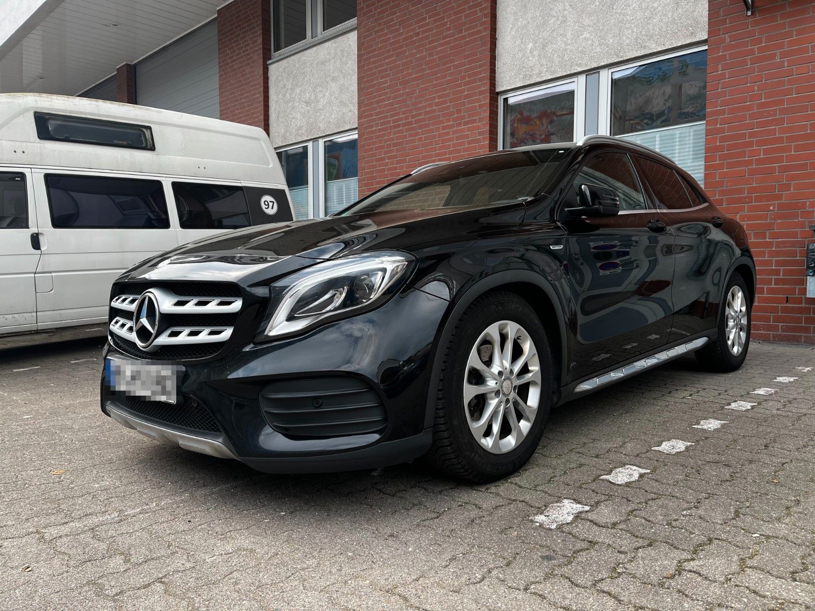 MERCEDES-BENZ GLA 180
