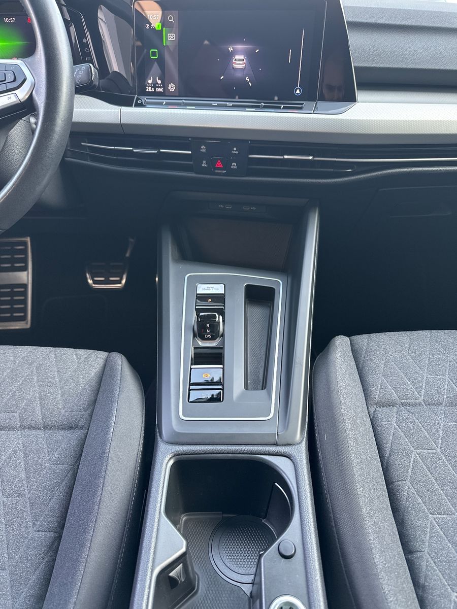Fahrzeugabbildung Volkswagen Golf VIII 2.0 TDI DSG MOVE NAV+LED+PANO+AHK+HUD