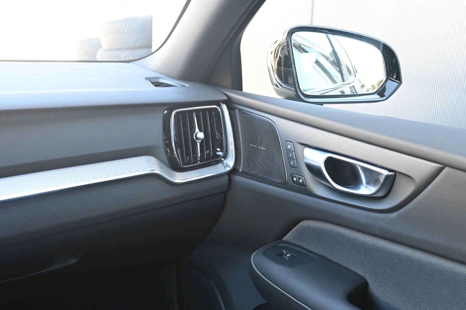 Fahrzeugabbildung Volvo S60 B4 Plus Dark*LED*PANO*STHZ*H&K*360*QI*19"