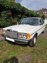 Mercedes-Benz 220 Diesel | W123 | Topp - Mercedes-Benz W123 mit Diesel-Antrieb