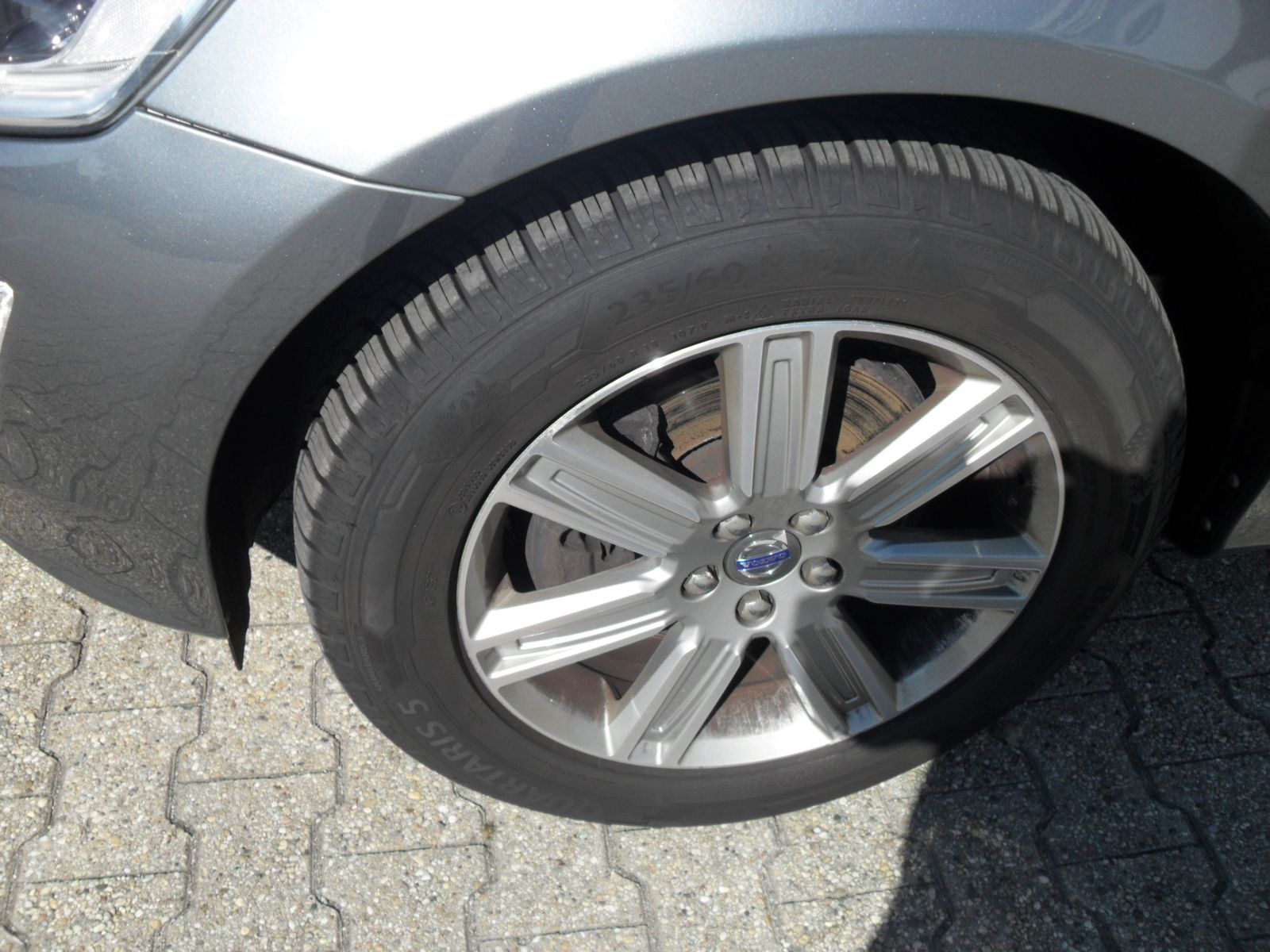 Fahrzeugabbildung Volvo XC 60 2.0 Automatik - Momentum 2WD