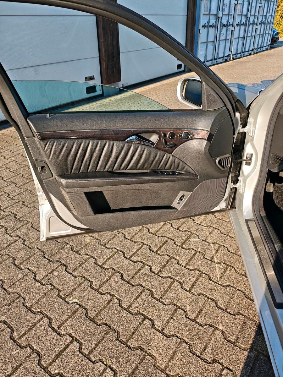 Mercedes-Benz E320 2004 — photo 10