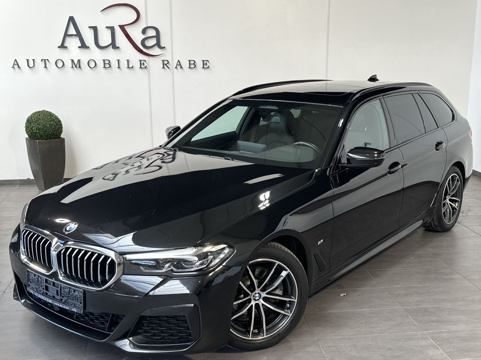 Fahrzeugabbildung BMW 520d Touring M-Sport NAV+LED+ACC+PANO+SHZ+LHZG