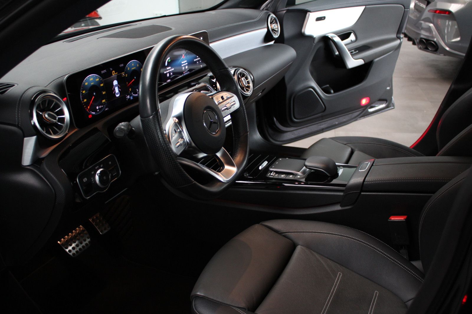 Mercedes-Benz CLA 250 4M AMG LINE MBUX LEDER 360° 19 foto 3