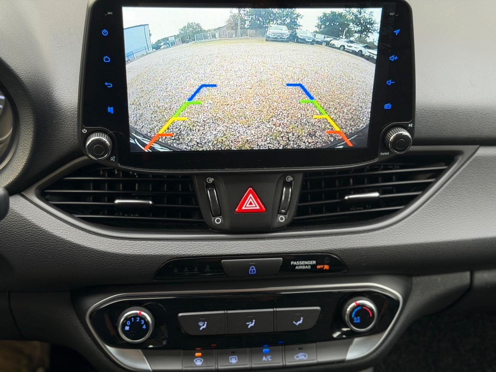 Hyundai i30  KAM NAV LKA AEB TEMPO