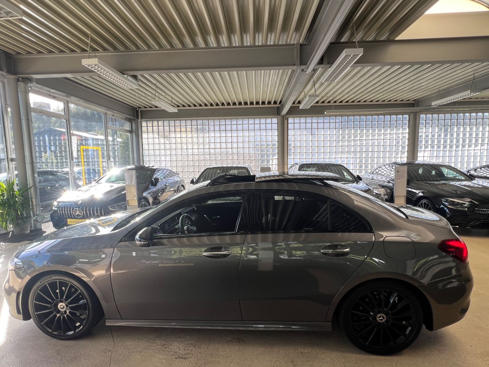 Fahrzeugabbildung Mercedes-Benz A 200 Limousine AMG LINE *PANORAMADACH*CARBON*