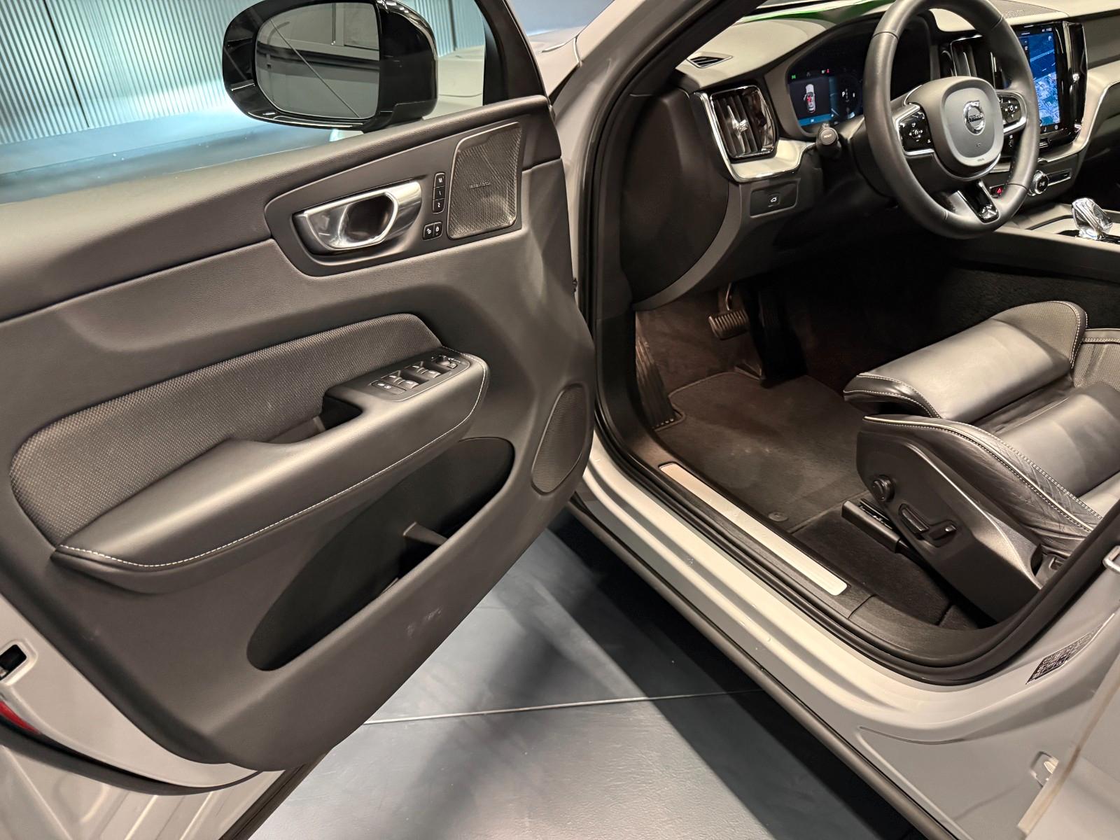 Volvo XC60 Plus Dark AWD *21Zoll*PANORAMA*Kristallglas