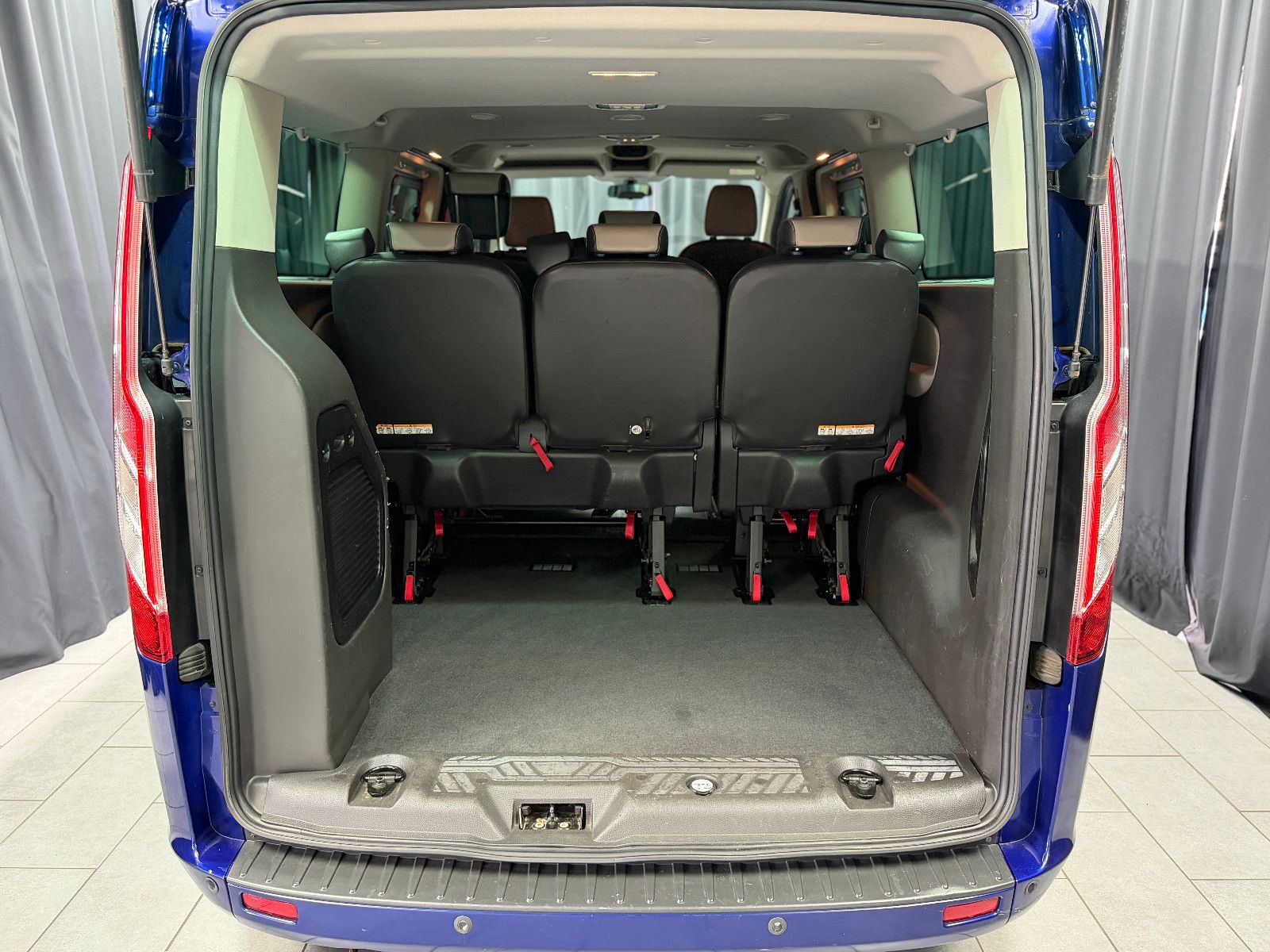 Fahrzeugabbildung Ford Tourneo Custom 300|AC|PDC|NAVI|8-SITZE