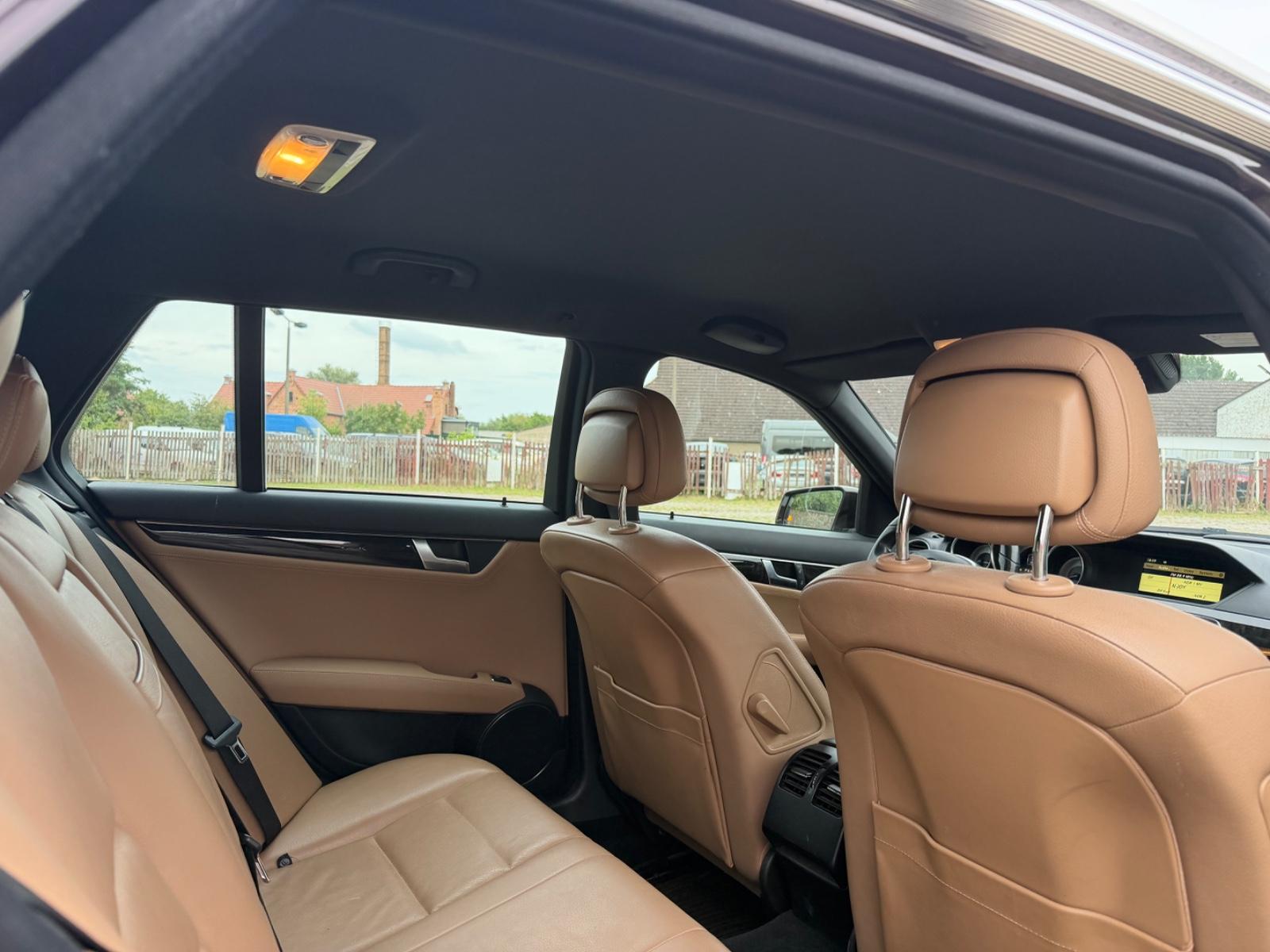 Mercedes-Benz C200 2011 — photo 13