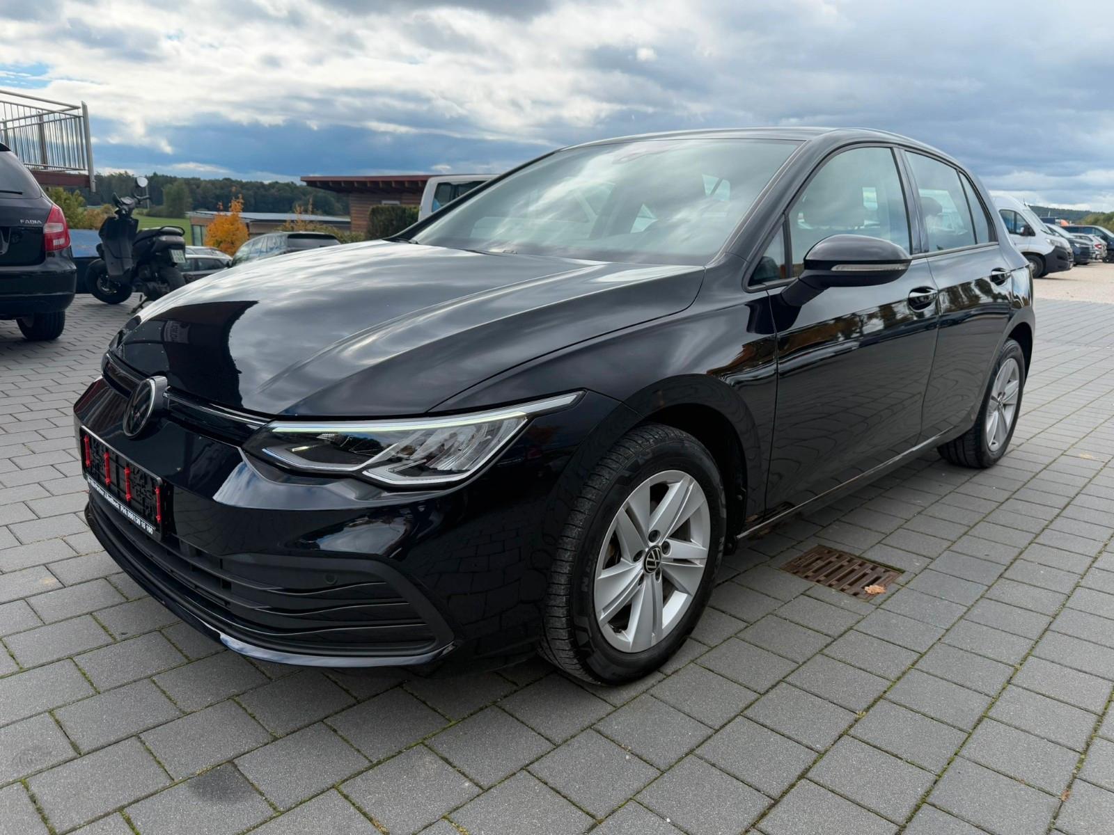 Volkswagen Golf VIII Lim. Life NAVI 2x PDC ACC 1. HAND