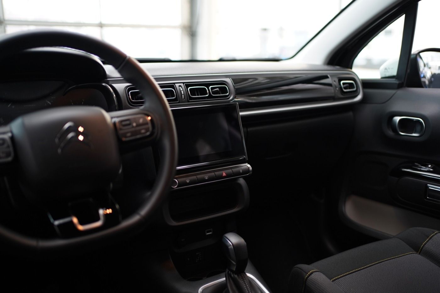 Fahrzeugabbildung Citroën C3 PureTech 110 EAT6 Shine Automatik Sitzheizung