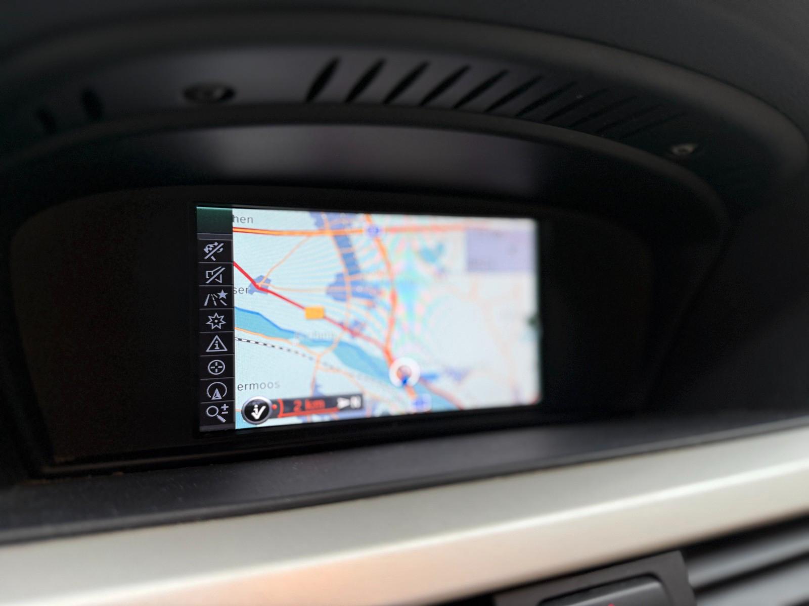 BMW 318 2011 — photo 17