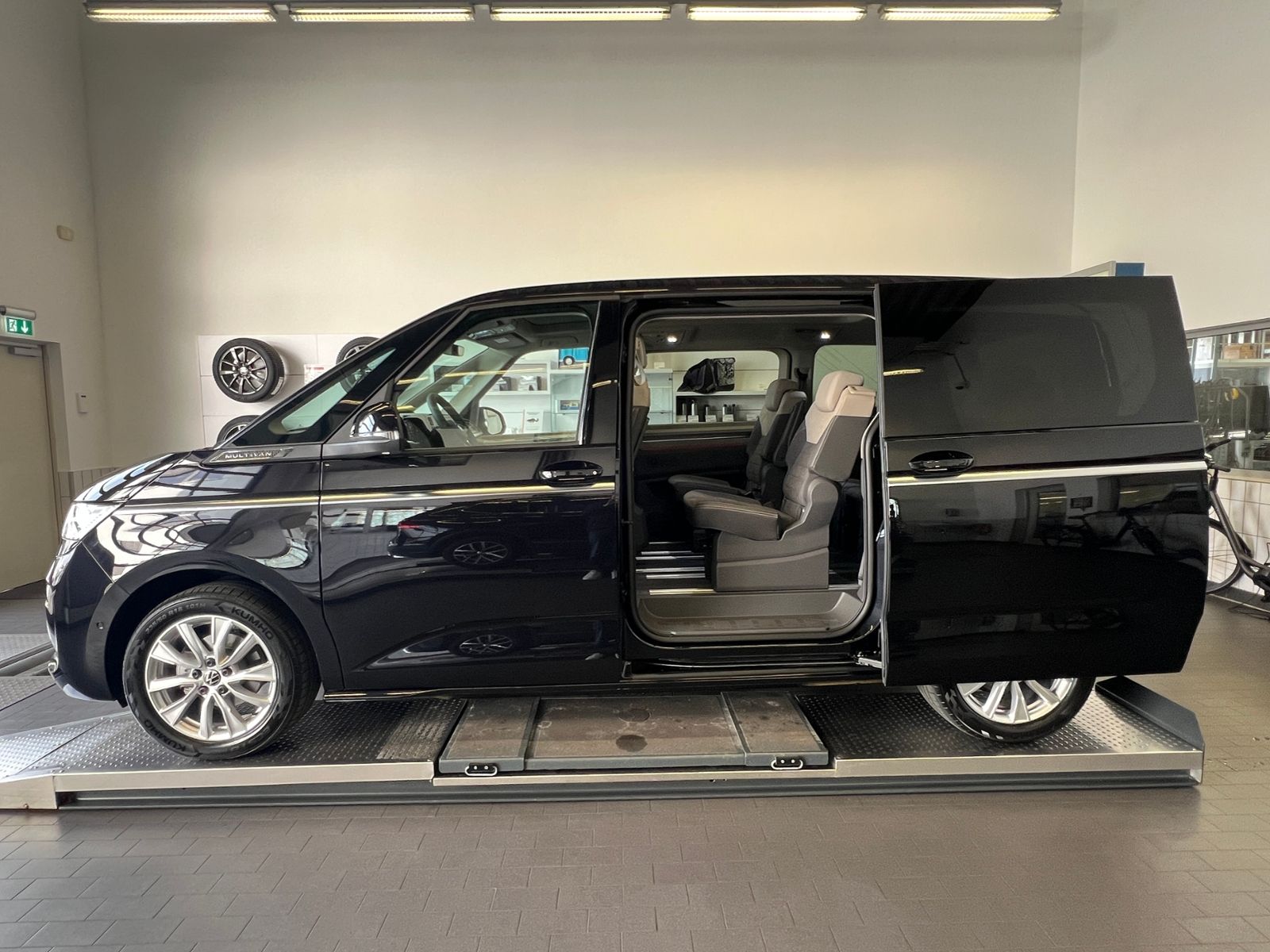 Fahrzeugabbildung Volkswagen T7 Multivan Style 2.0 TDI DSG *AHK, IQ.Light, Pa