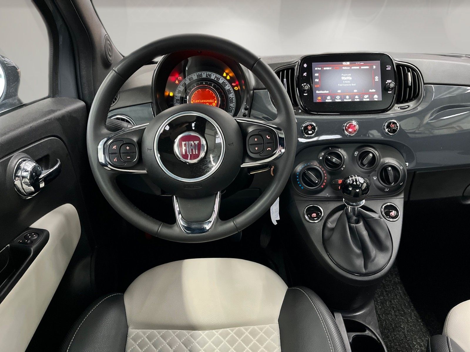 Fahrzeugabbildung Fiat 500 DolceVita Leder 15"Alu Pano-Dach DAB