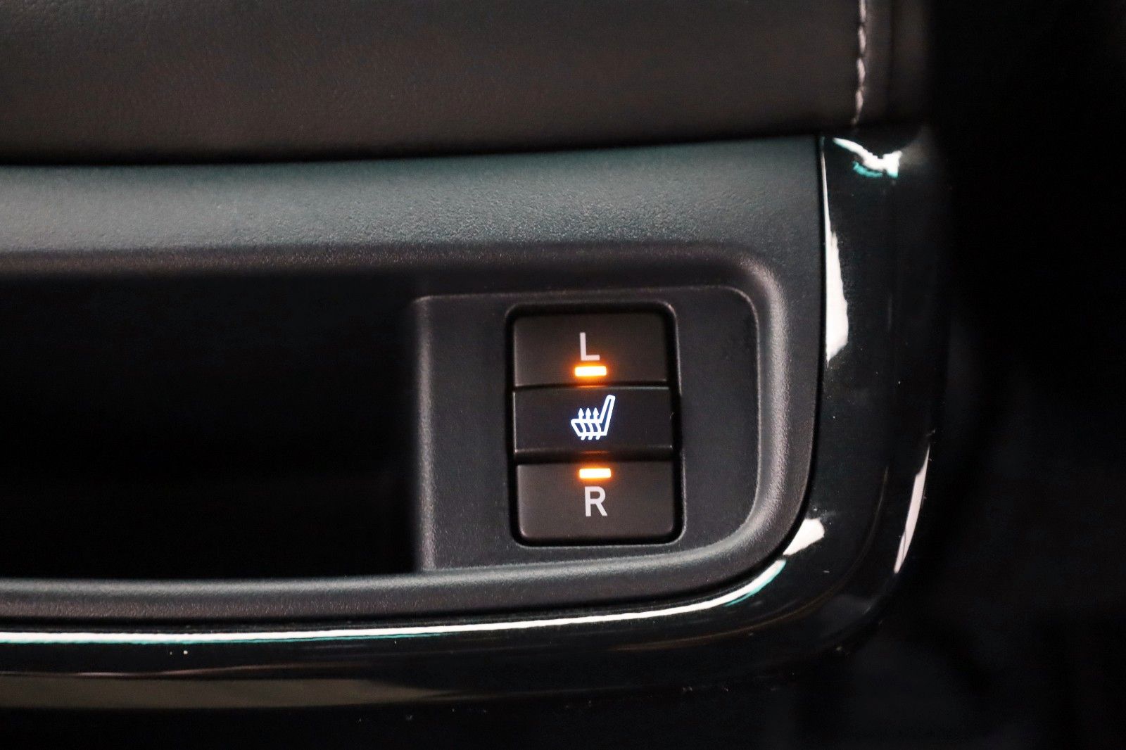 Fahrzeugabbildung Toyota Hilux 2.8 D-4D Invincible,DOKA,ACC,WERKSGARANTIE