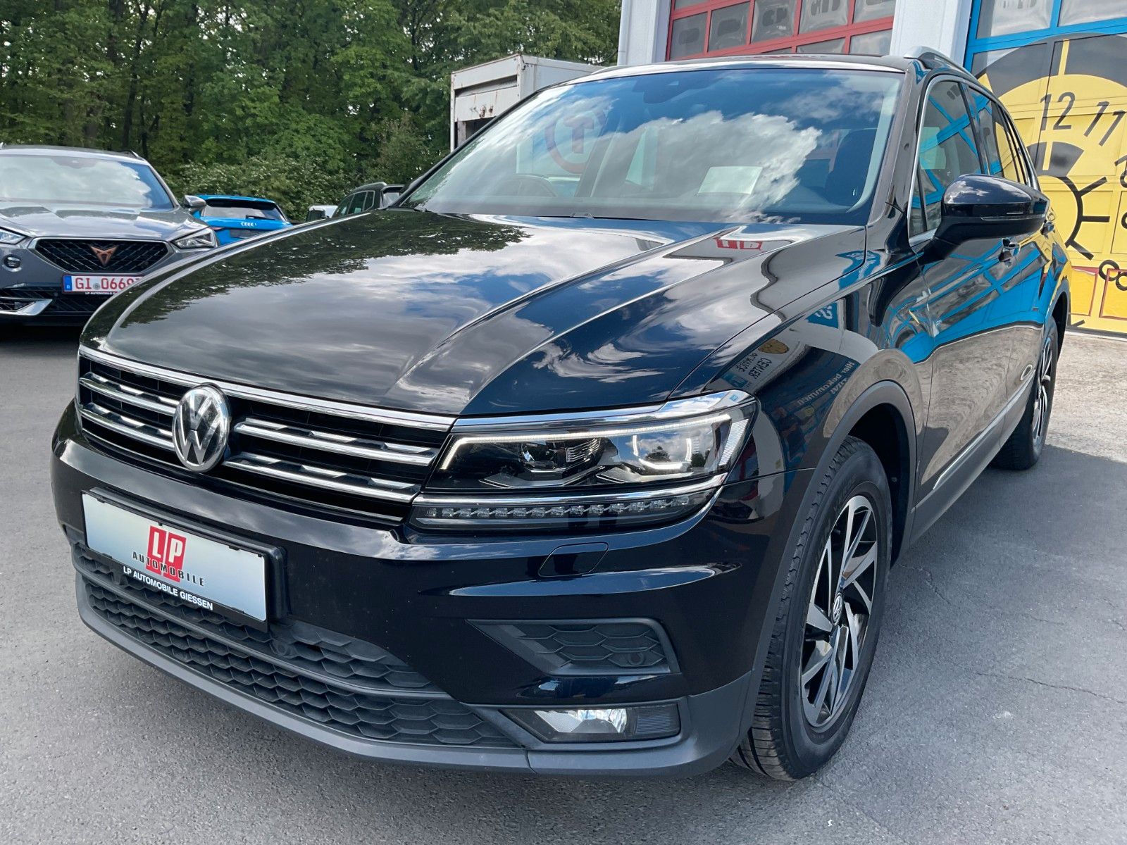Volkswagen Tiguan - 1