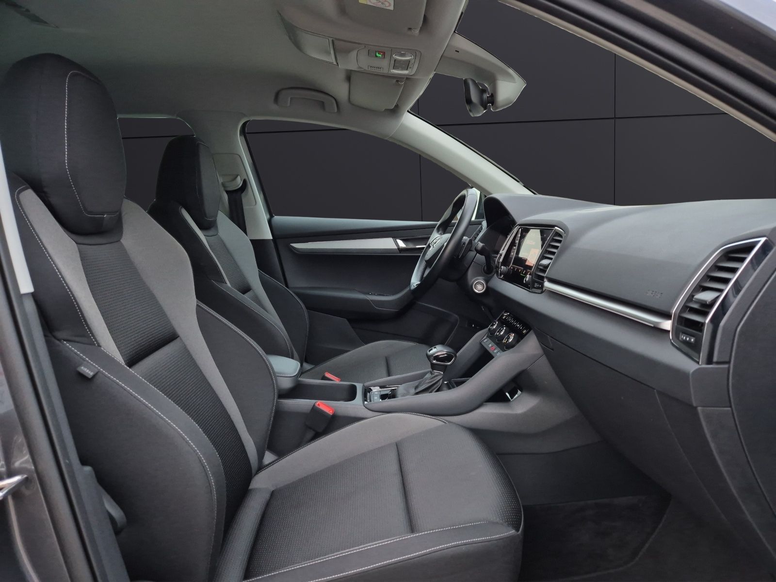 Fahrzeugabbildung SKODA Karoq TSI Tour DSG LED Navi ACC RFK SH