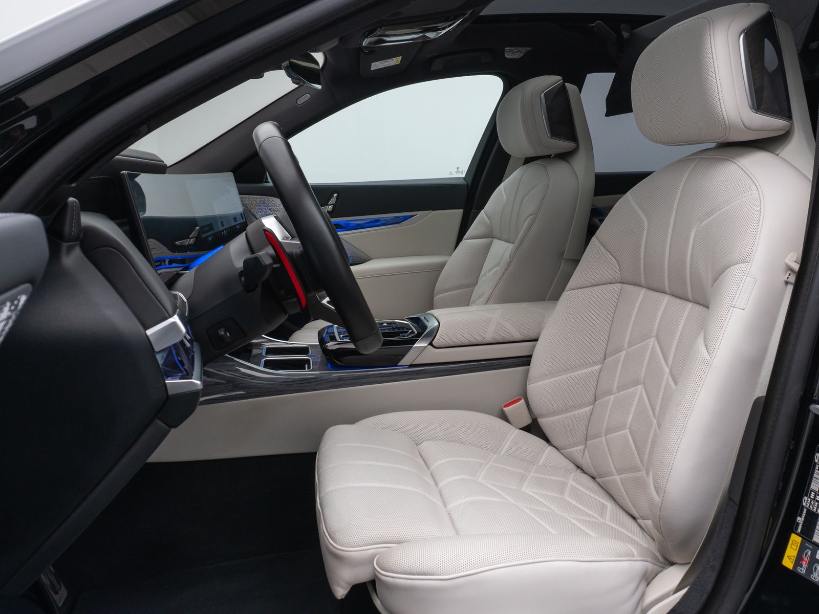 Fahrzeugabbildung BMW M760e Sky Lounge B&W Fond Ent M-Performance Voll