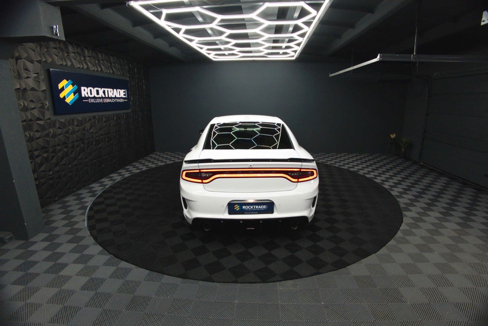Fahrzeugabbildung Dodge Charger 3.6 4x4 SRT WIDE BODY ANGRY PANDA | LED