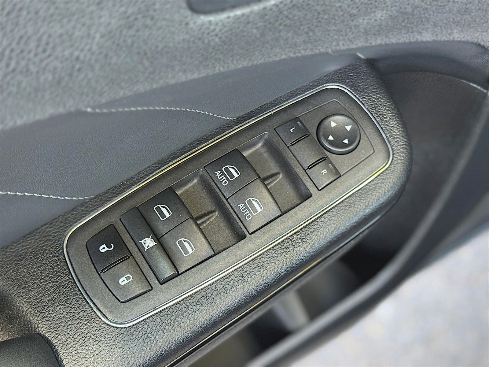 Fahrzeugabbildung Dodge Charger 5.7 V8 HEMI SRT R/T BLACK Performance