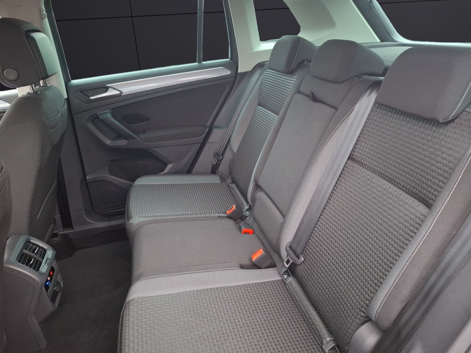 Fahrzeugabbildung Volkswagen Tiguan TSI Active LED Navi ACC RFK SH 18"