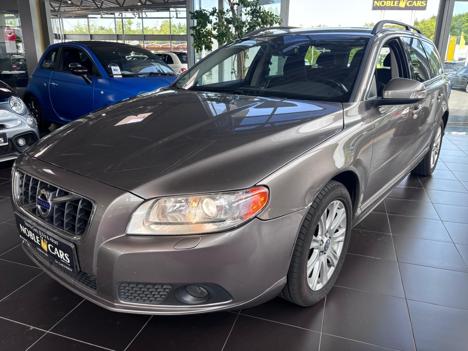 Fahrzeugabbildung Volvo V70 Kombi Momentum KLIMA NAVI ALU