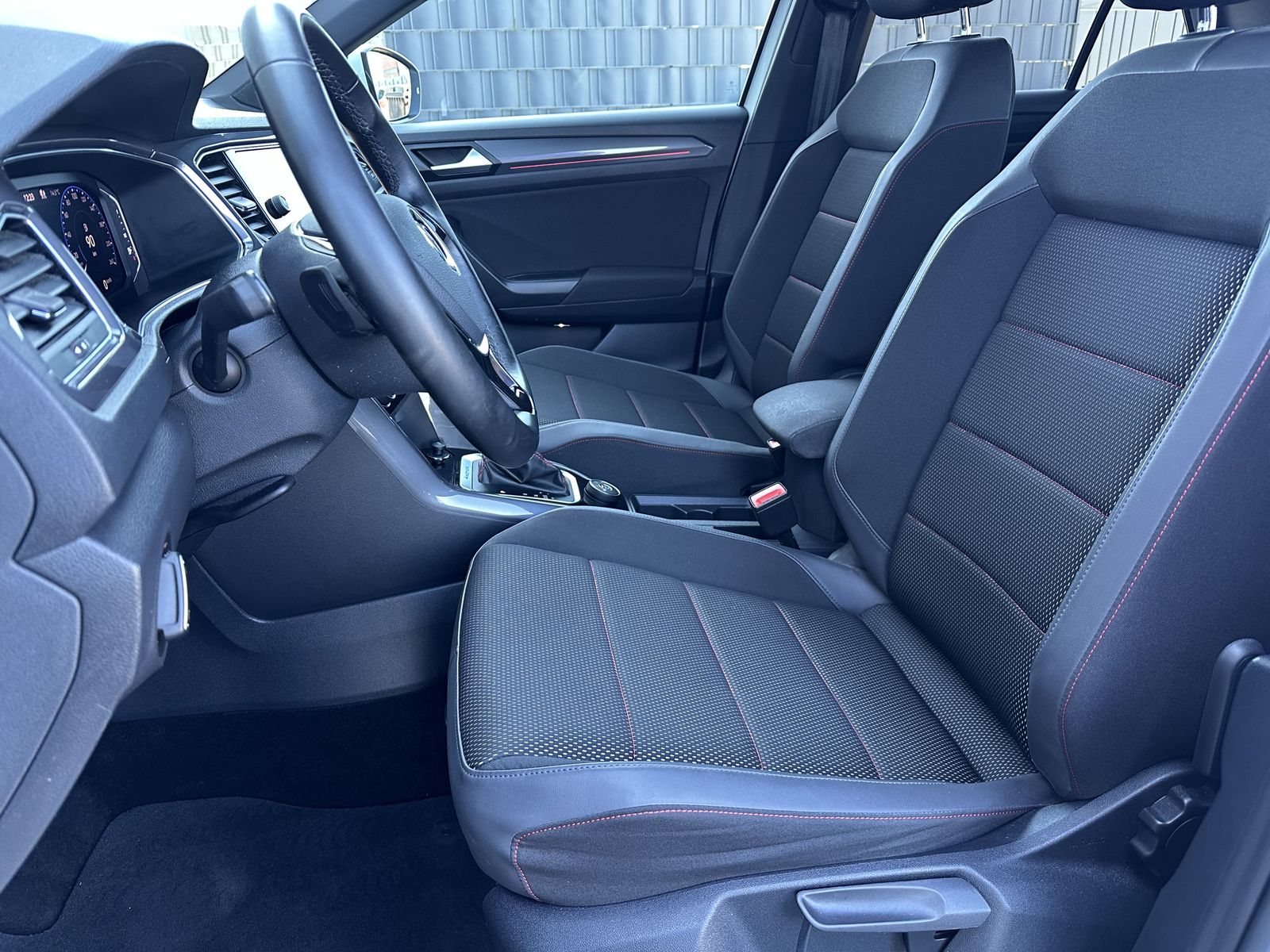 Fahrzeugabbildung Volkswagen T-Roc 2.0 TSI DSG R-Line 4M NAV+LED+ACC+AHK+KAM