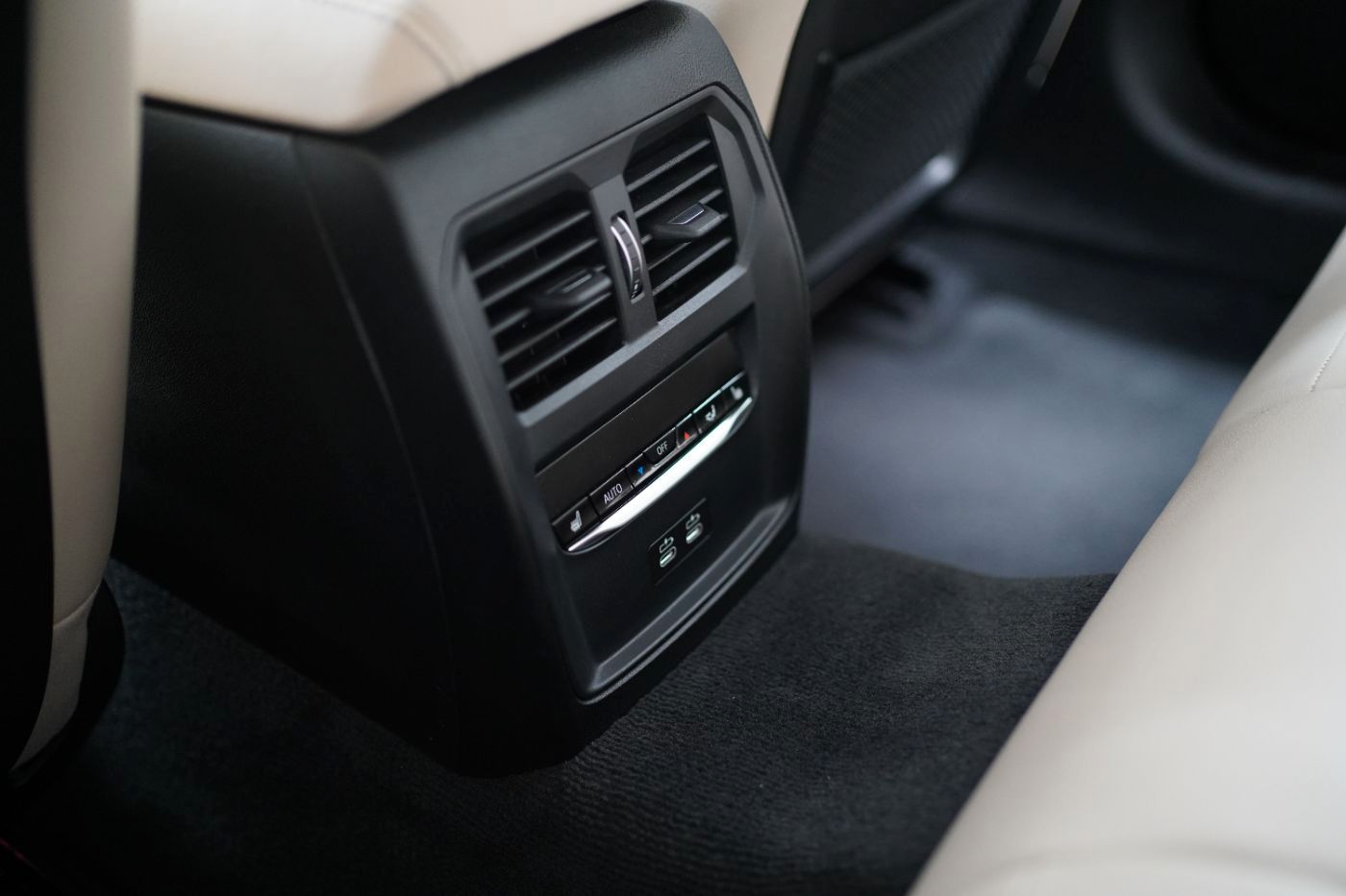 Fahrzeugabbildung BMW 320d Sport Line +AHK+Komfortzugang+HeadUp+LED