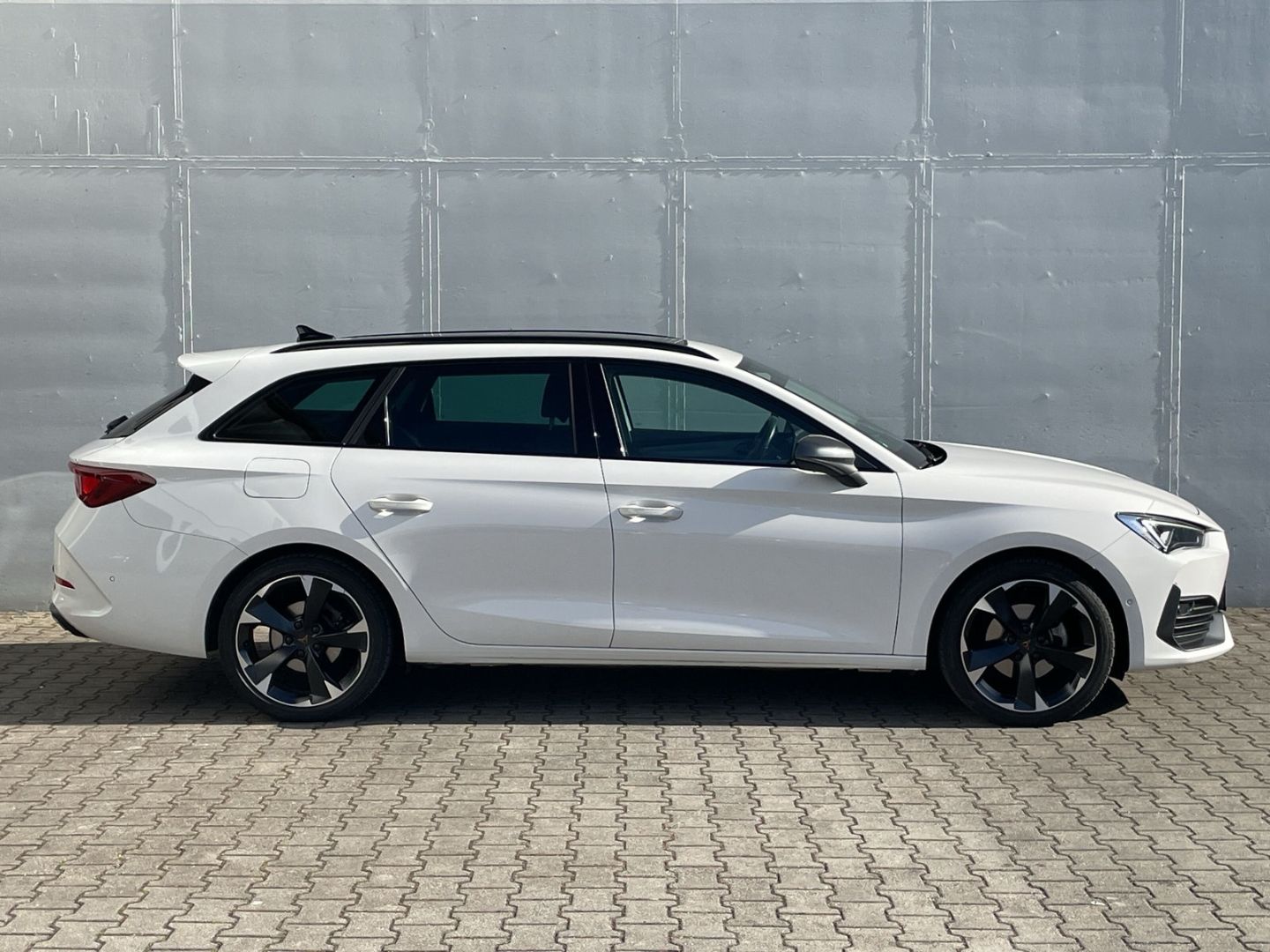 Leon Sportstourer 1.5 eTSI DSG AHK/Pano/Kamera/K