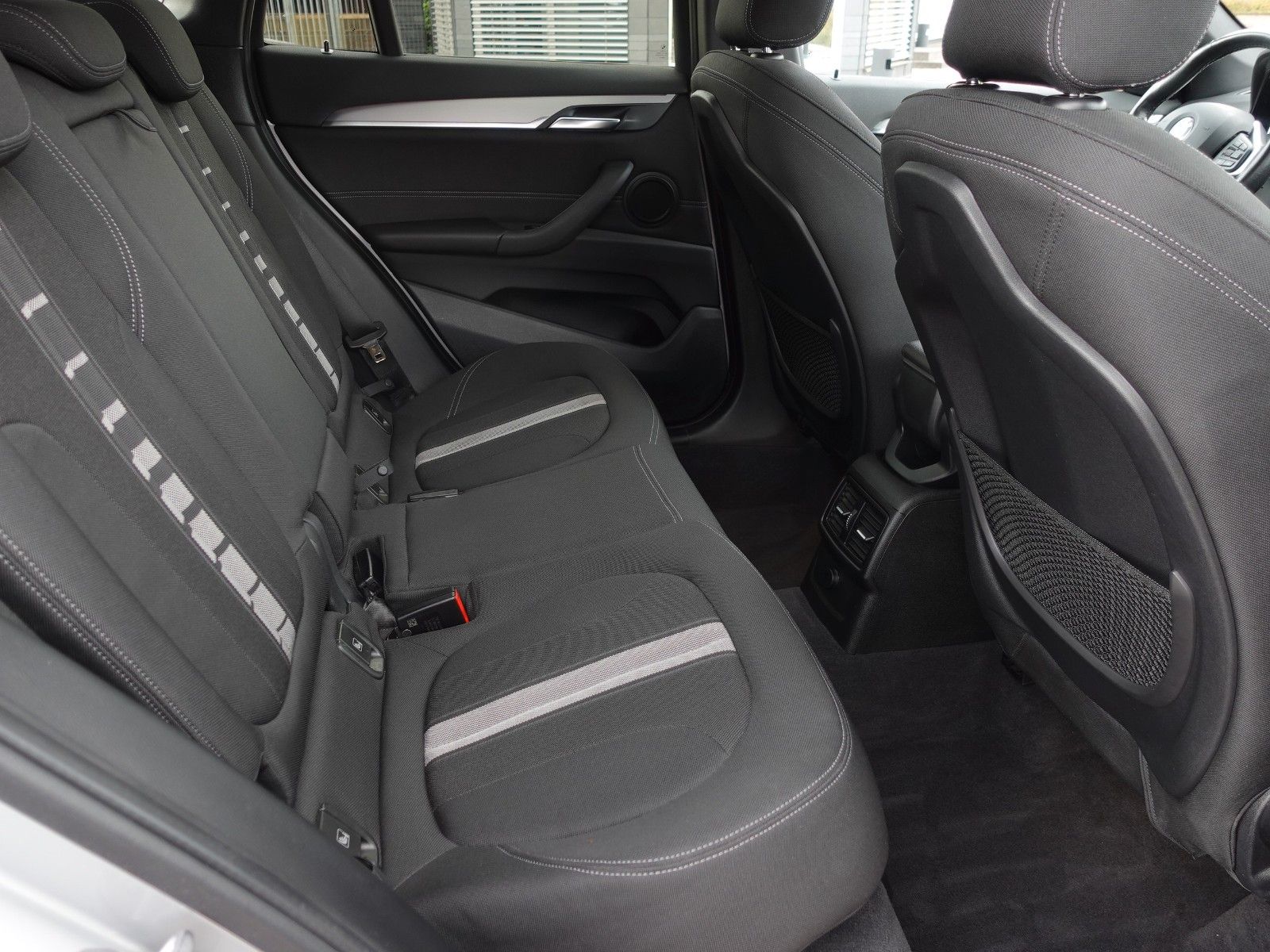 Fahrzeugabbildung BMW X1 xDrive20i A Sport Line I.Hd/AHK/LED/HeadUp/18