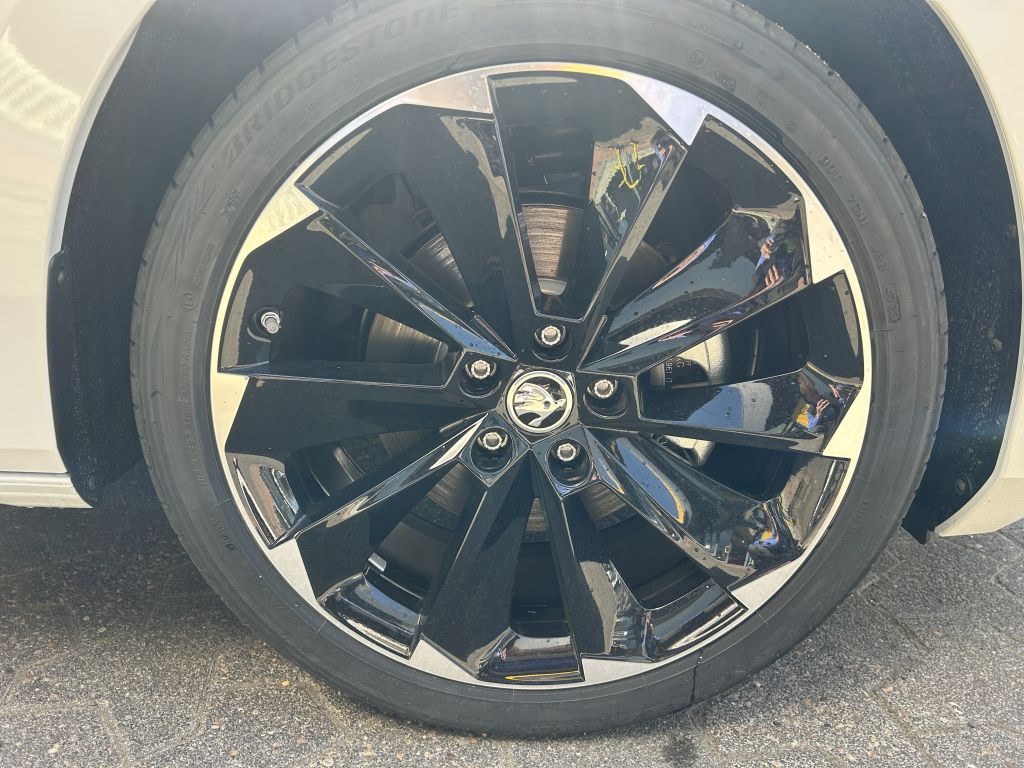 Fahrzeugabbildung SKODA Superb Combi 2.0 TDI DSG Sportline+Busin.Columbu