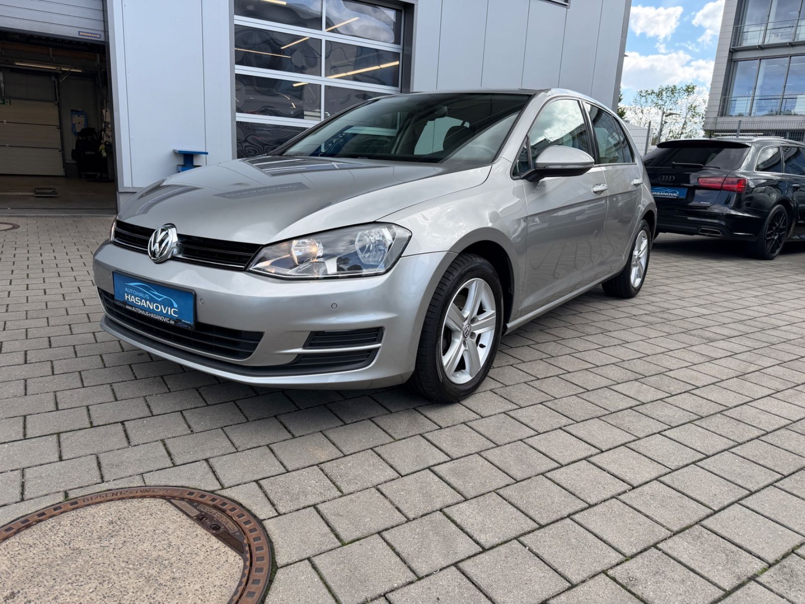 Volkswagen Golf - 1