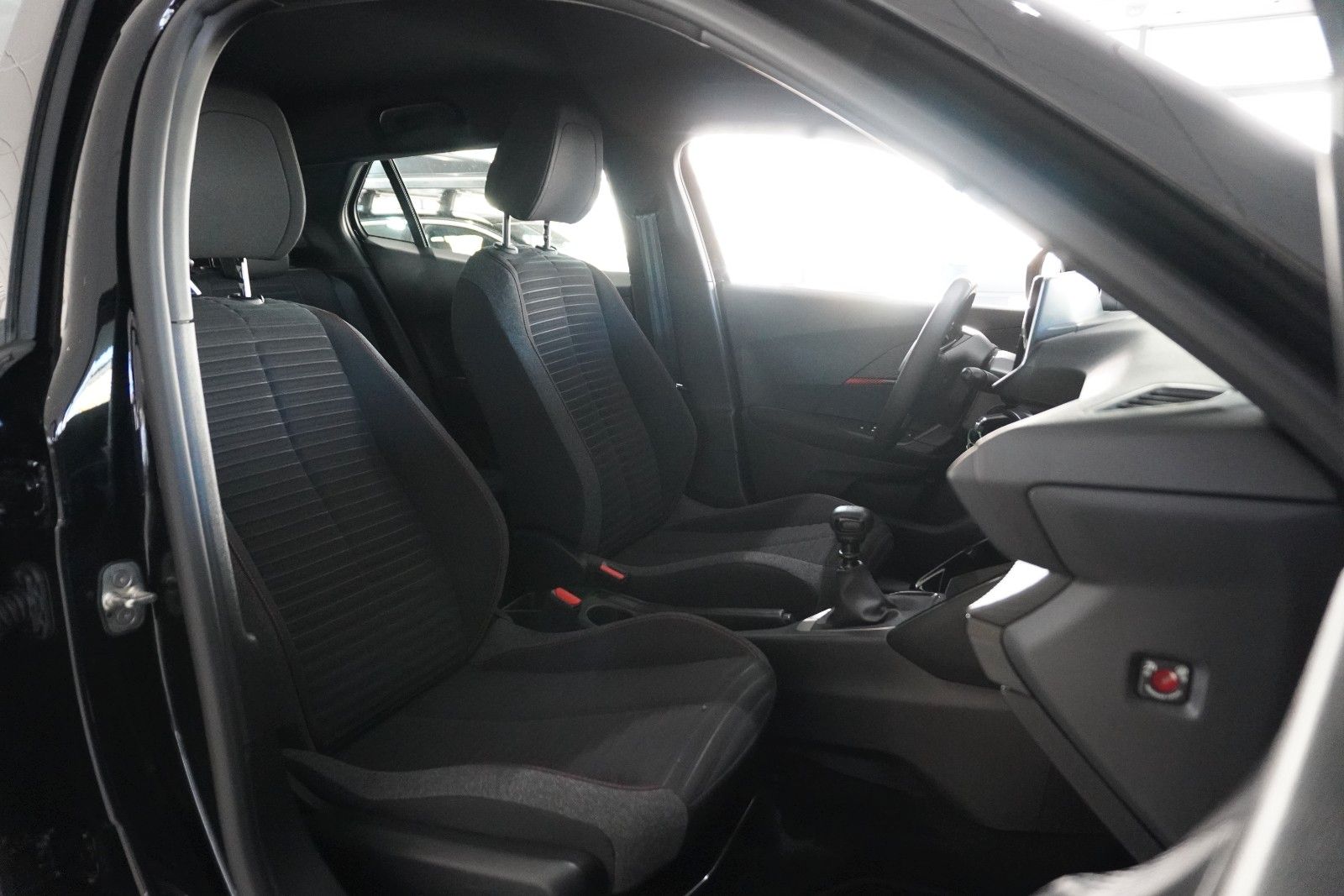 Fahrzeugabbildung Peugeot 2008 1.2T ACTIVE PACK NAVI/LED/KAMERA/SPORT/SH