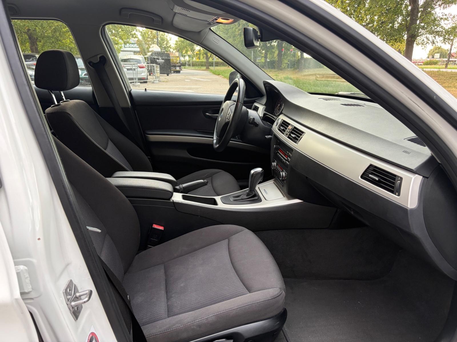 BMW 318 2011 — photo 17