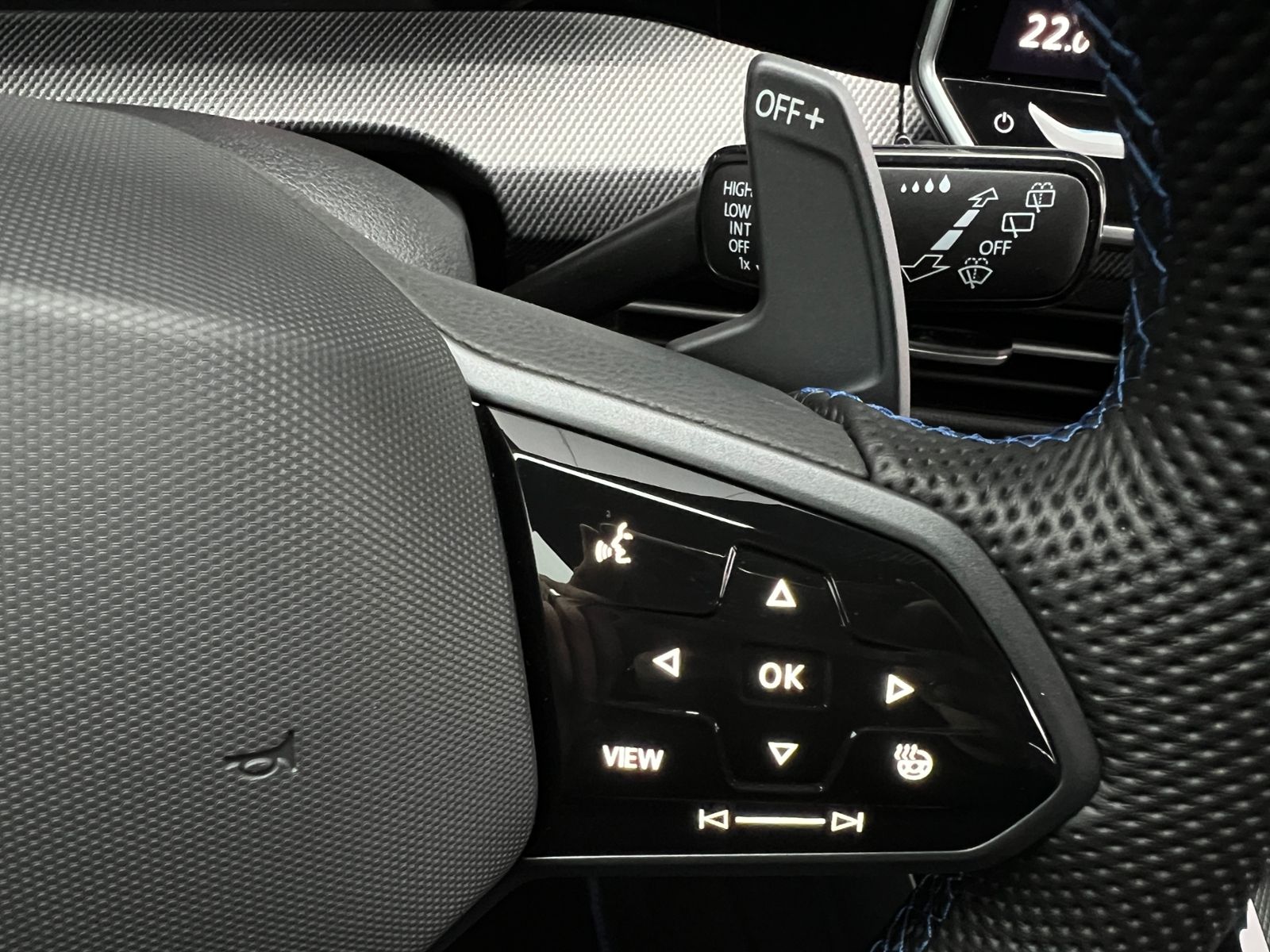 Fahrzeugabbildung Volkswagen Golf VIII R 2.0 TSI DSG 4MOTION *IQ.Light, Black