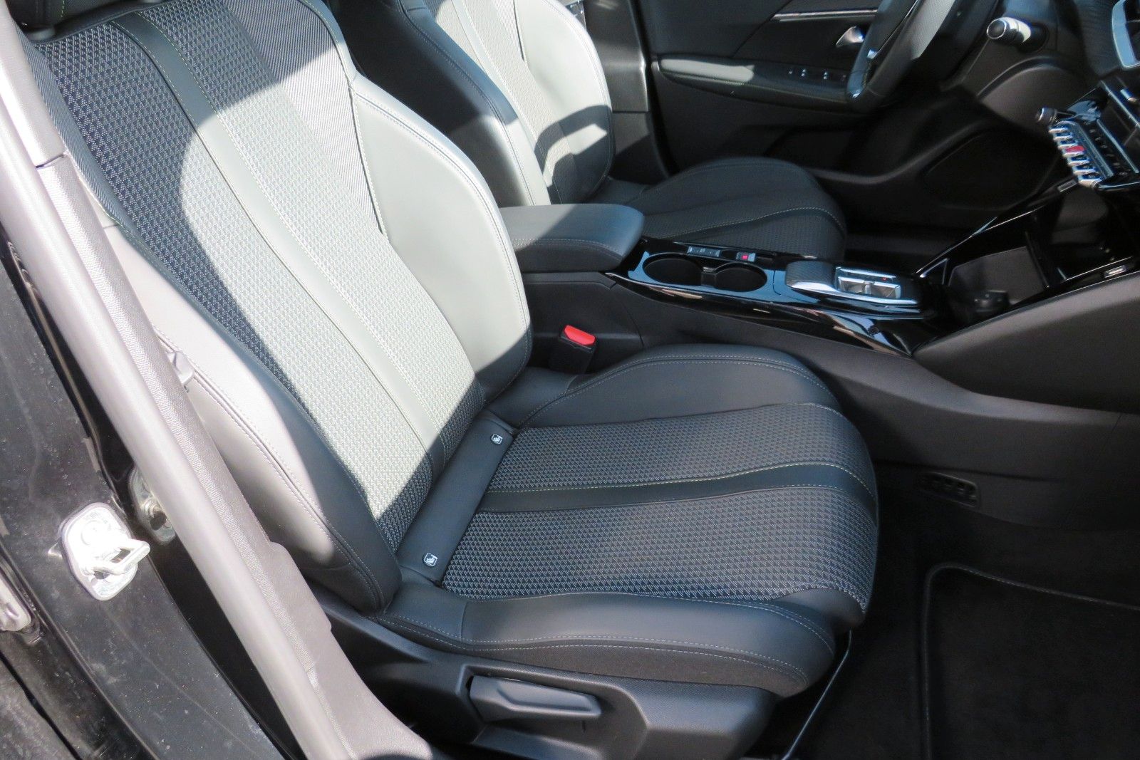 Fahrzeugabbildung Peugeot 2008 e- GT PANO NAVI KAMERA SITZH. PDC 1.HD